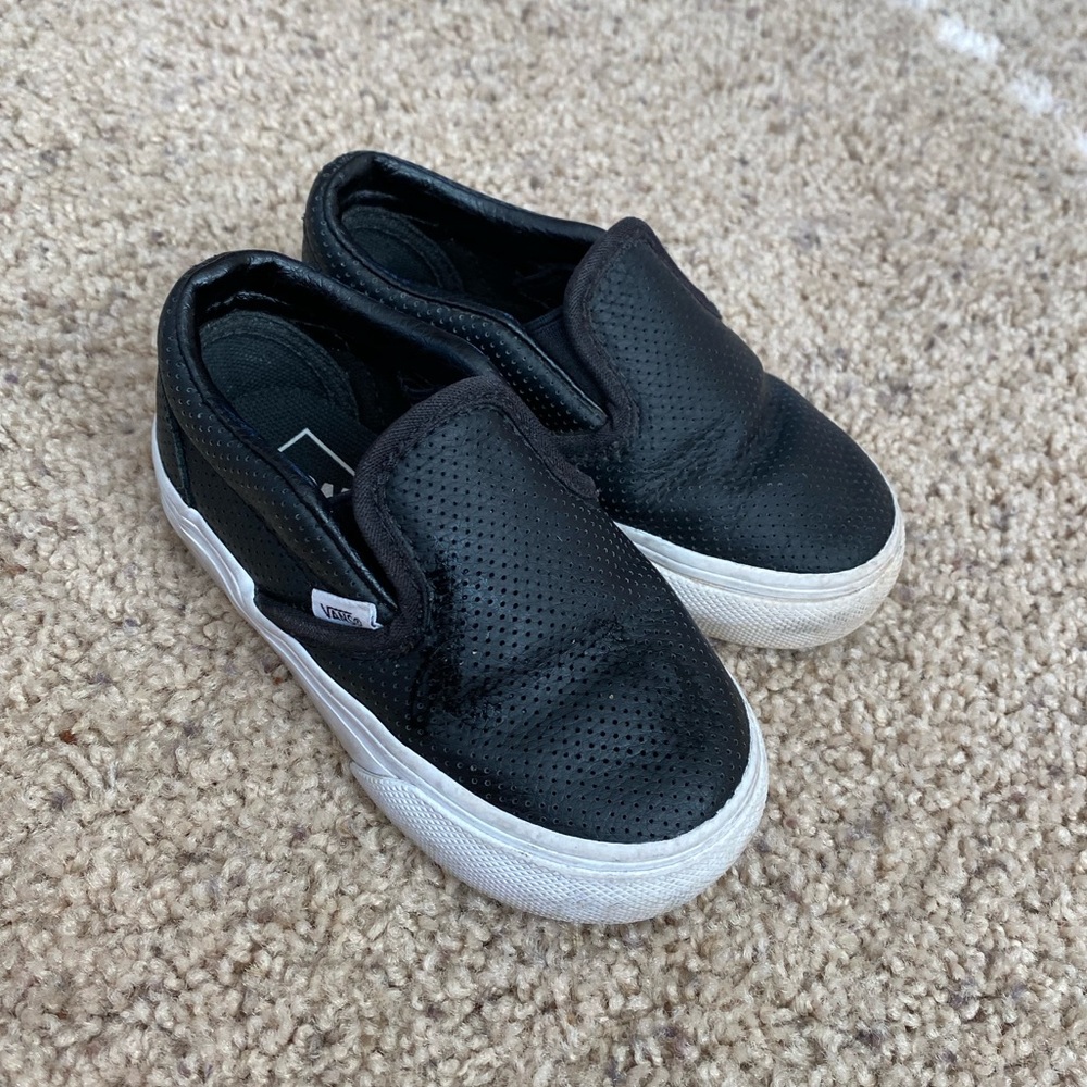 Black Vans slip on